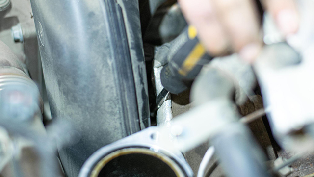 Release the hose clamp at the turbocharger inlet